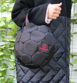 画像7: GRANDE.F.Pサッカーボール型トートバッグ ブラックxレッド刺繍