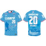 【完全予約販売：2026年4月上旬.発売〜お届け商品.お届け指定日.不可】【ジュニア〜BIGサイズ対応商品】豊田歩ｘGRANDE.F.Pコラボ.AYUMU・NO.20.昇華転写サポートTシャツ.半袖　アクアブルー