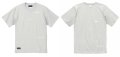 【BIGサイズ対応商品】 ■GRANDE.F.P スキャッタードロゴプリント半袖Tシャツ　フロストブルー（スカイグレー）ｘホワイト