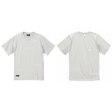 【BIGサイズ対応商品】 ■GRANDE.F.P スキャッタードロゴプリント半袖Tシャツ　フロストブルー（スカイグレー）ｘホワイト