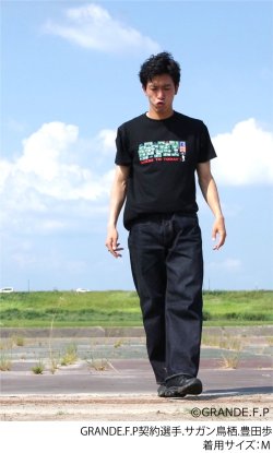 画像2: 【完全予約販売：ご注文から、3〜4週間後にお届け商品.お届け指定日不可】【ジュニア〜BIGサイズ対応商品】 サガン鳥栖.豊田歩選手ｘGRANDE.F.Pコラボ.『Where to Today？』プリント.コットン半袖Tシャツ　ブラック
